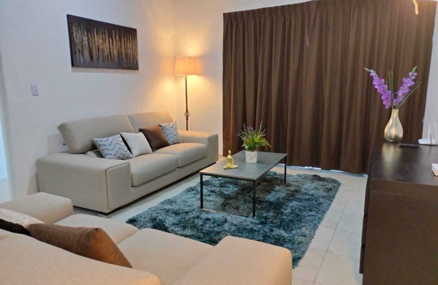 House with 5 bedrooms each with its own bathroom