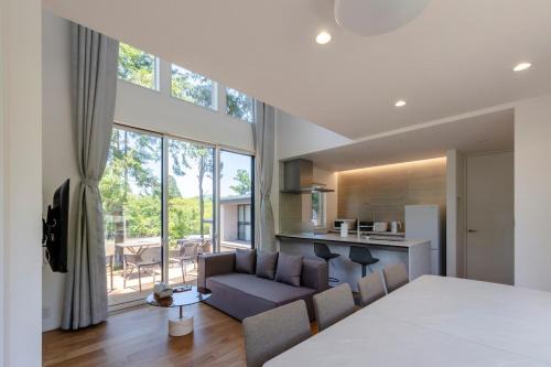 Hours Villa 富嶺