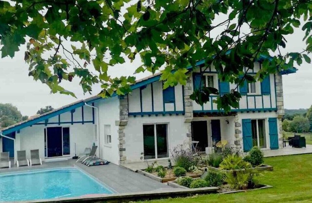 House 10 people ideally located between sea and montagen