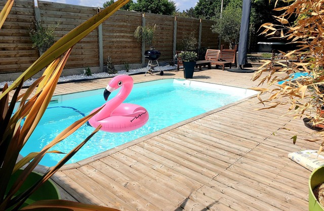 HOUSE 110 M2/8 people with heated pool 12 km from Bordeaux
