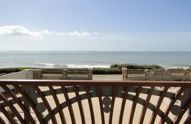 House 1872, beautiful architecture, renovated, facing sea, sun and calm
