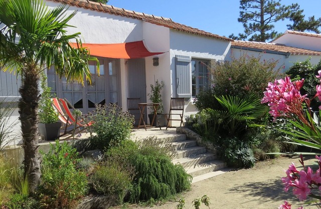 House, 2 charming rooms (2 to 4 pers.). Ideally located between beaches and town