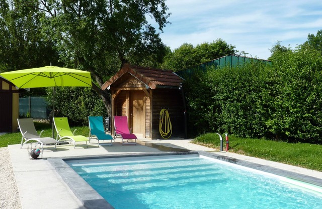 House 2 to 6 people in very beautiful park with private heated pool