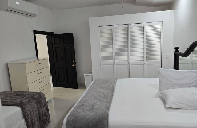 House 3-bedroom 6 beds 3 bathroom house with AC in St Thomas