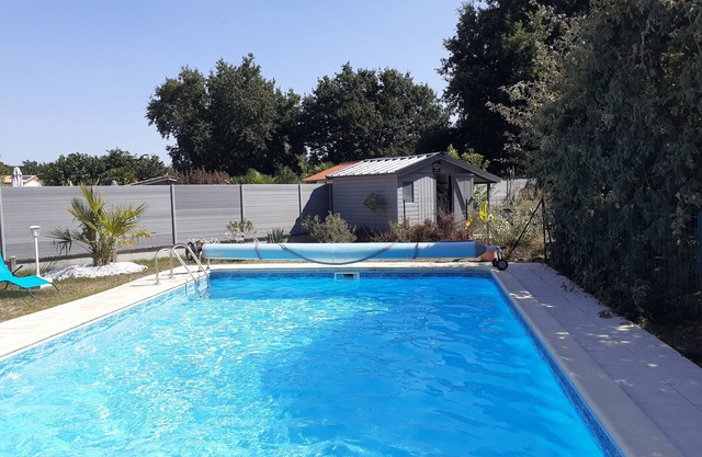 House at the gateway to Bordeaux and the Médoc. July 1 to 13 and August 15 to 31