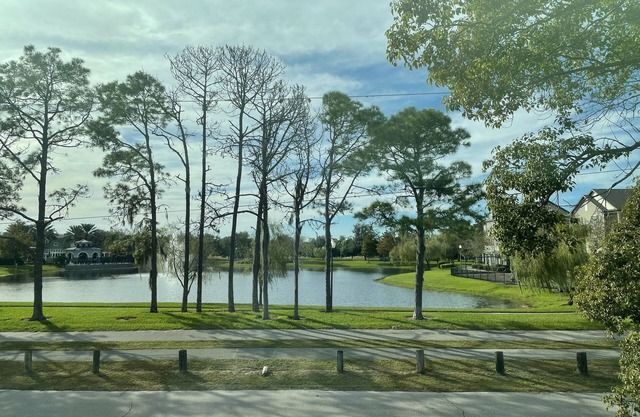 House close to Downtown Orlando has Walking trail and next to Baldwin Park Lake