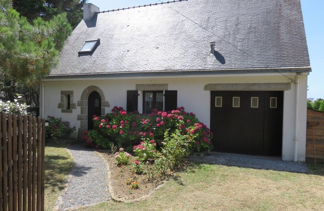 House facing the ocean 100 m² close to shops beach paths fishing slopes