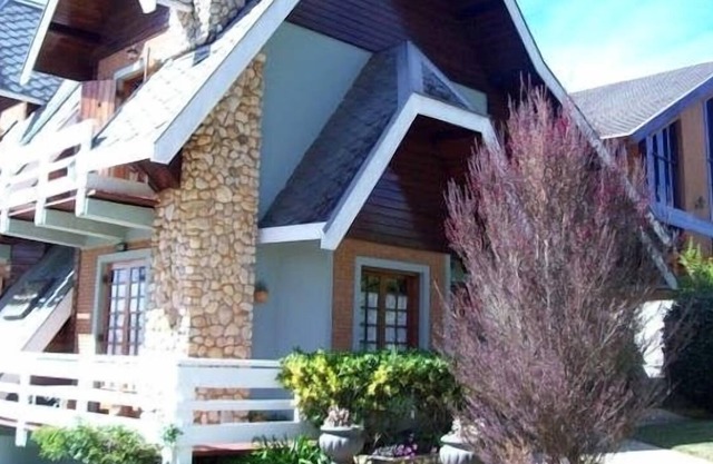 House, five bedrooms, two suites, cozy