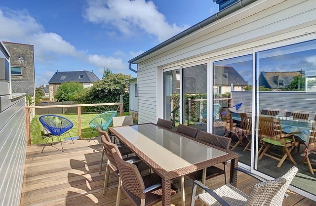 House for 12 people, 6 bedrooms, 100 m from the beach with garden.