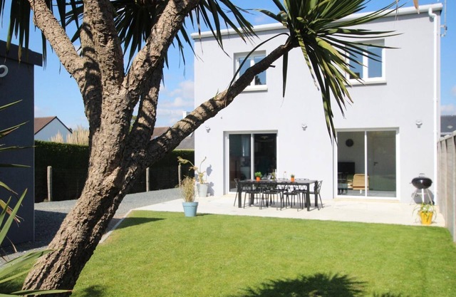 House near beach with 4 bedrooms and bikes available