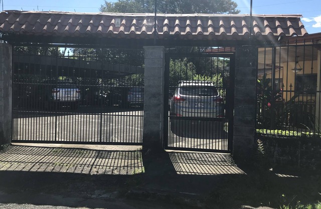 House in Alajuela, 10 mins from the airport 300 meters from the Plaza Real mall.