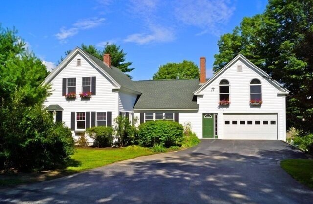House in exceptional condition on Thomas Pond
