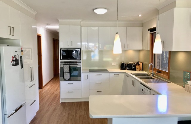 House in Old Lonsdale house, close to beach & footy oval, with comfortable beds