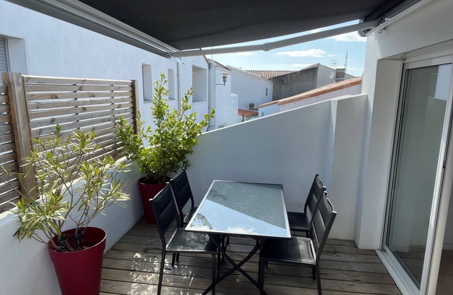 House in the heart of the city, close to the beach. South-facing terrace.