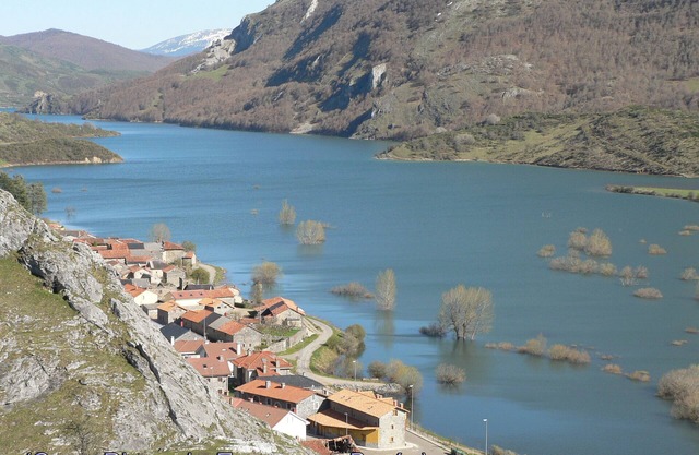 House near the Picos de Europa and Mampodre and the rivers Esla, Sella and Cares.