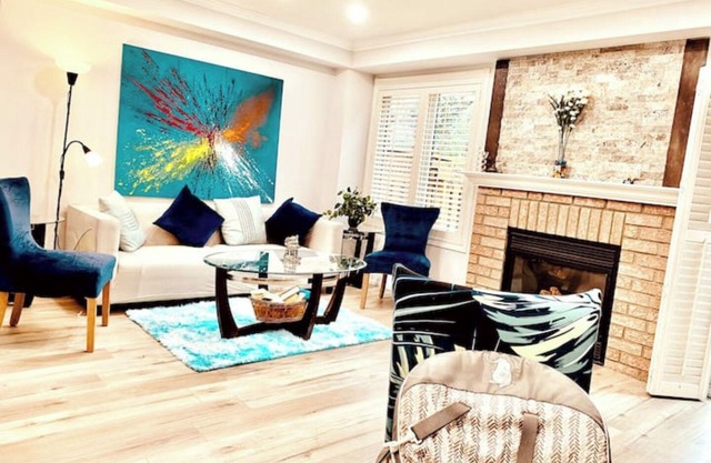 House of 3 Beds -3 Washroom - King Bed- Kids Crib- 85’ TV- Workspace