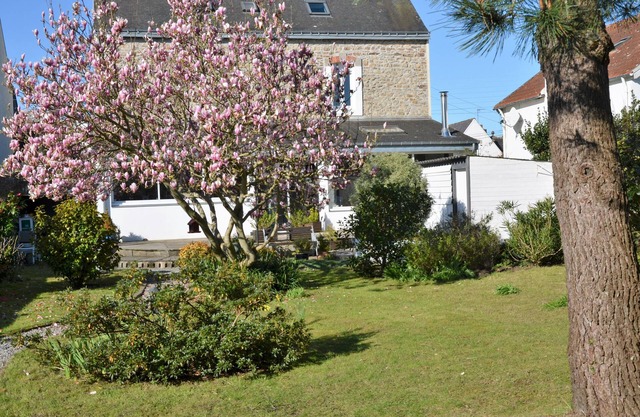 House of character with terrace and enclosed garden of 600 m² in Vannes