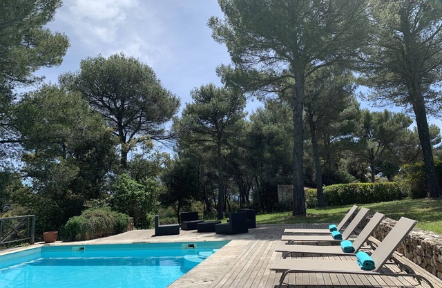 House on property with swimming pool and tennis court near Aix-en-Provence