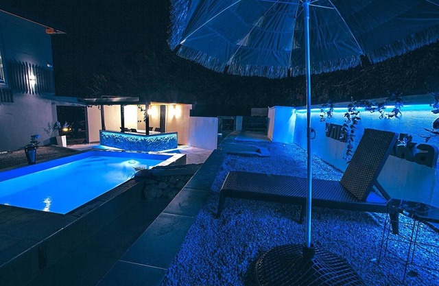 House Pool Jacuzzi - Villa with Swimming Pool