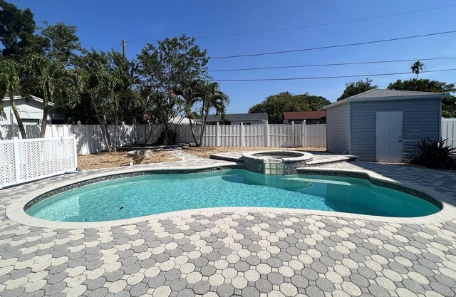 House ~ Private pool! Pet friendly - Large backyard ~ 5 min from Gandy beach!