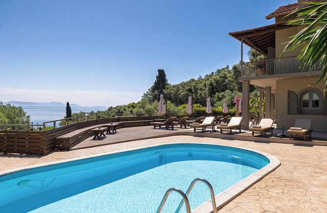 House Sea View with Communal Pool
