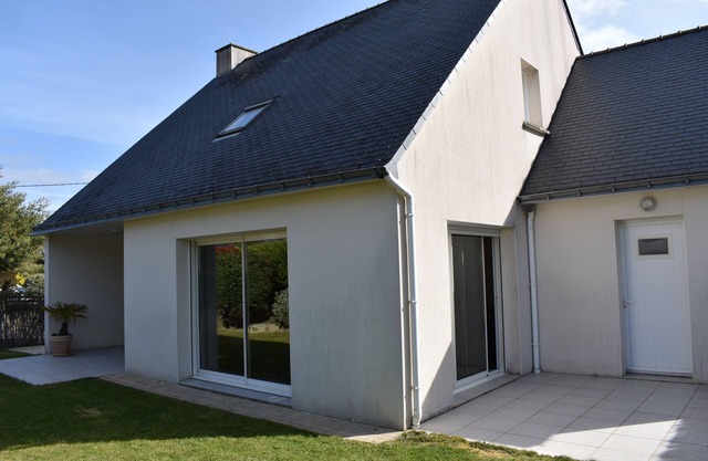 House sleeps 6 with 2 bathrooms, 1 of which is on the ground floor - Golfe et Océan