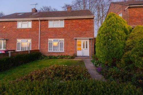 House - Sleeps 8 - Parking - Garden