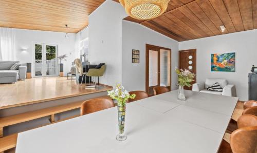 House - Villa with garden and Hot Tub, 2 min from Reykjavík