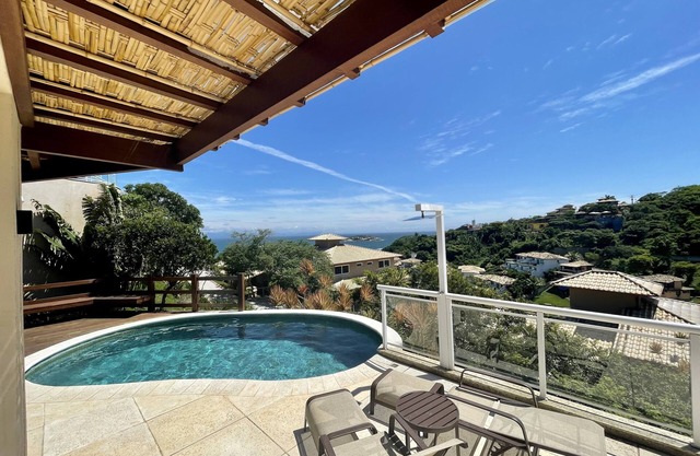 House w/view barbecue and pool 600m from João Fernandes beach