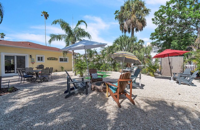 🏠House☀Walk To Beach🐬Indian Rocks Retreat🌴Backyard Space for Entertaining