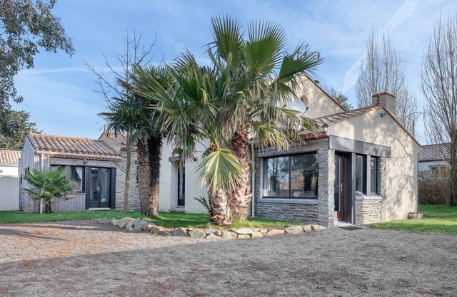 House with an extension for 11 at 800m from the sea