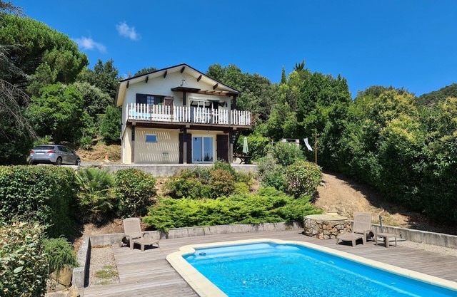 House with swimming pool in exceptional surroundings