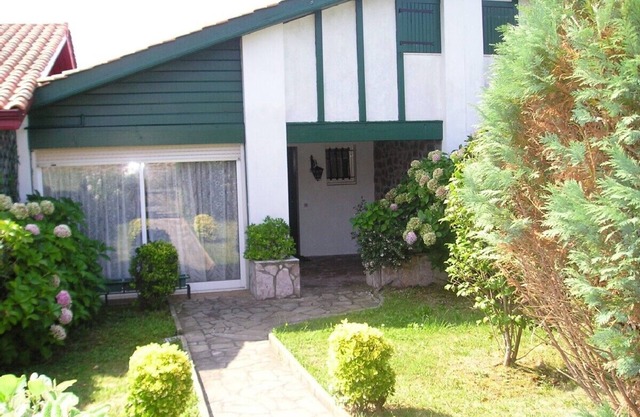 House with FREE WiFi, pool, garden, beach 200 meters away, tennis courts.