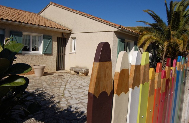 House with garden, quiet and bright, Motorway exit Nîmes Garons Airport.