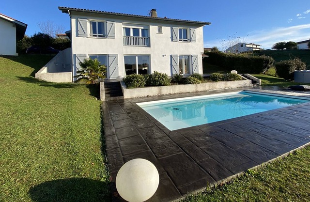 House with Heated Pool near beach Bidart