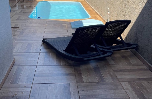House with pool and barbecue for up to 11 people