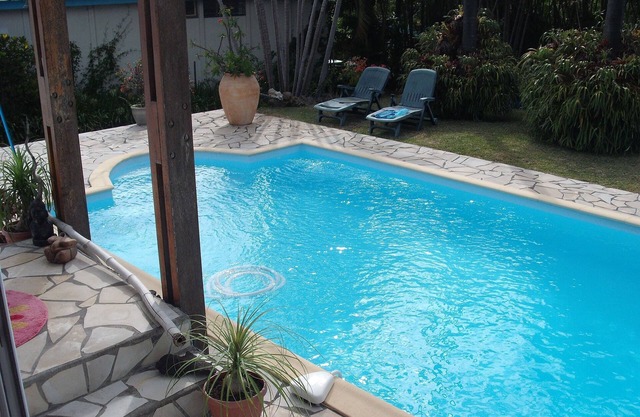 House with pool and furnished studios in the south at Tampon 400
