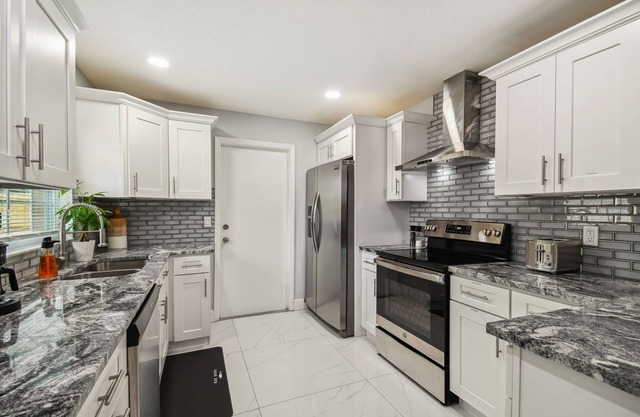 House with Private Pool & Backyard Oasis- 8 min to Airport & 15 min to Downtown