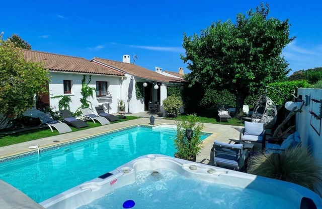 House with private pool, Jacuzzi and air conditioning near Nîmes Arles Camargue and sea!
