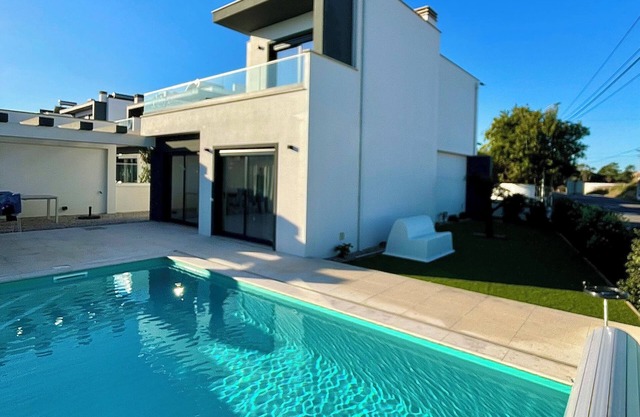 House with private pool an hour's drive from Lisbon