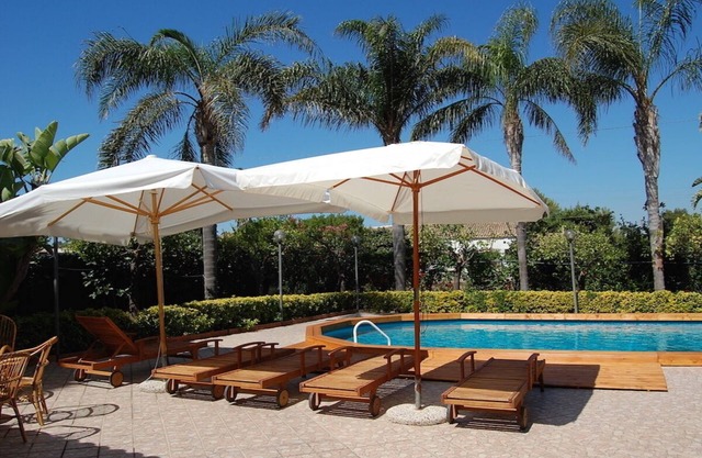 House with private tennis court, pool, 300m to the beach, WiFi, air conditioning