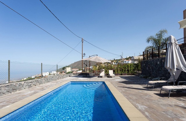 HOUSE WITH VIEW TO THREE CANARY ISLANDS