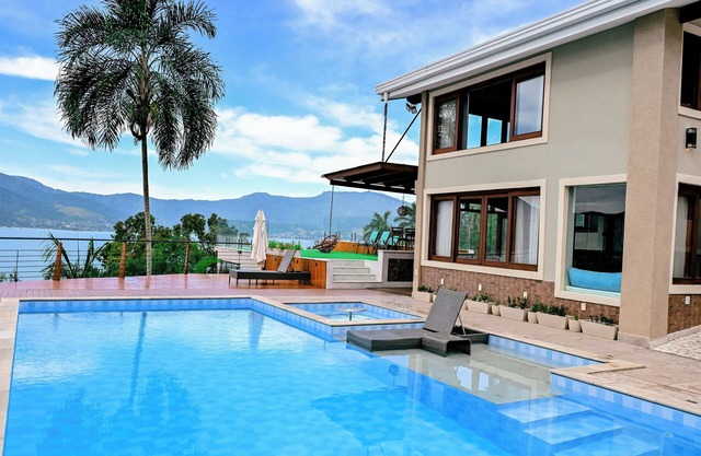 House with view to IlhaBela - Heated SPA pool - Beach Tennis court