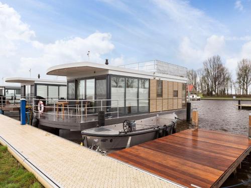 Houseboat with Stunning Views, cleaning included