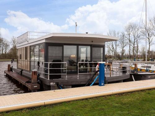 Houseboat with Stunning Views
