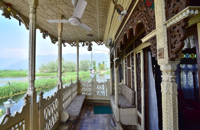 Houseboat Zaindari Palace