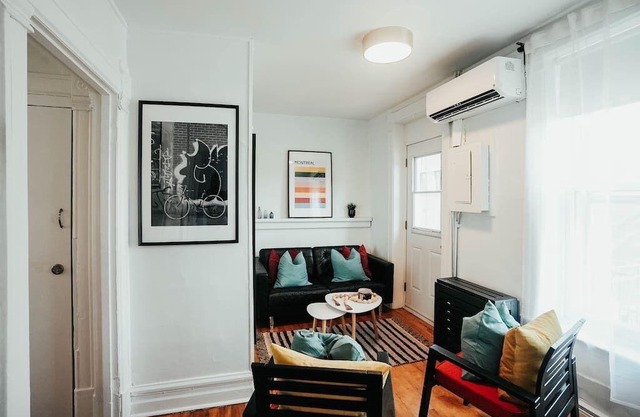 HRésidences: Cozy Heritage St André Apt Mtl