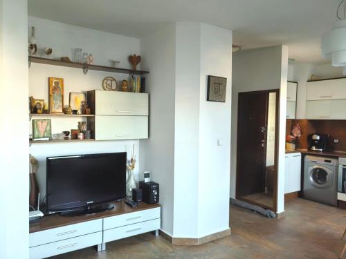 Hristy's 2 Bedroom Spacious Apartment plus GARAGE!
