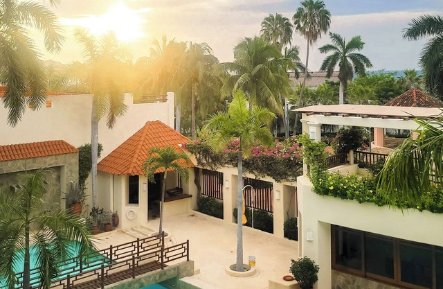 Huatulco beauty in Chahue Bay. Large family condo with ocean and mountain views