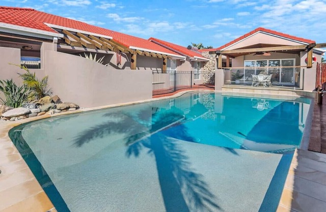 Huge 4BR Waterfront Home with Pool Burleigh Waters